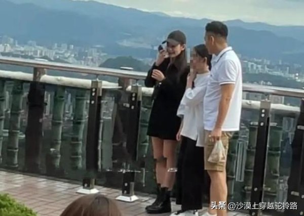 诚金资产 汪小菲夫妇携女儿爬山祈福！继母马筱梅紧牵，小玥儿露出久违笑容